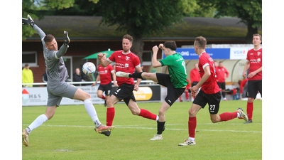 Robin-Joel Maxelon trifft zum 3:2 für den TuS Lüdersfeld. (Foto: bb)