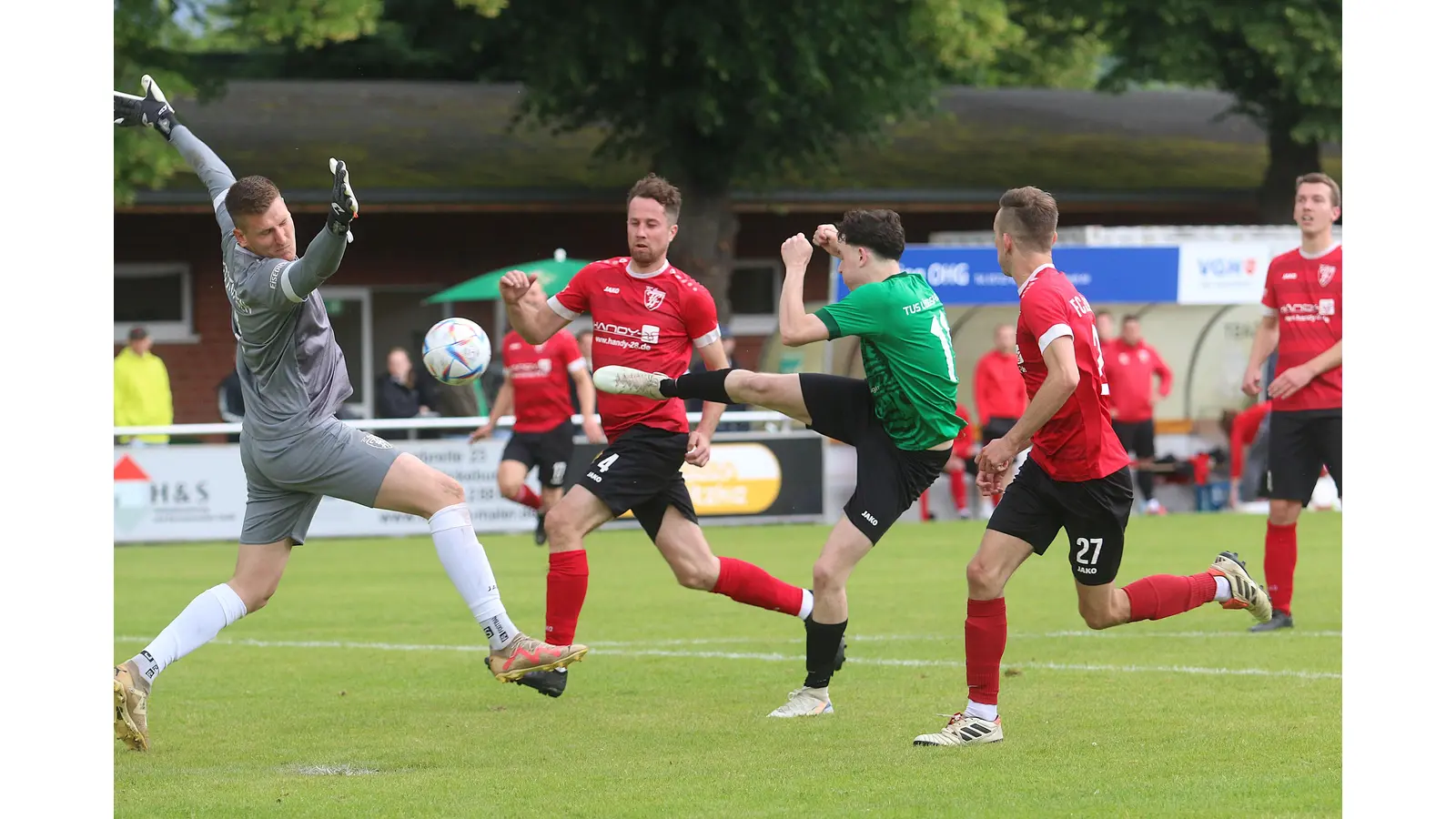Robin-Joel Maxelon trifft zum 3:2 für den TuS Lüdersfeld. (Foto: bb)