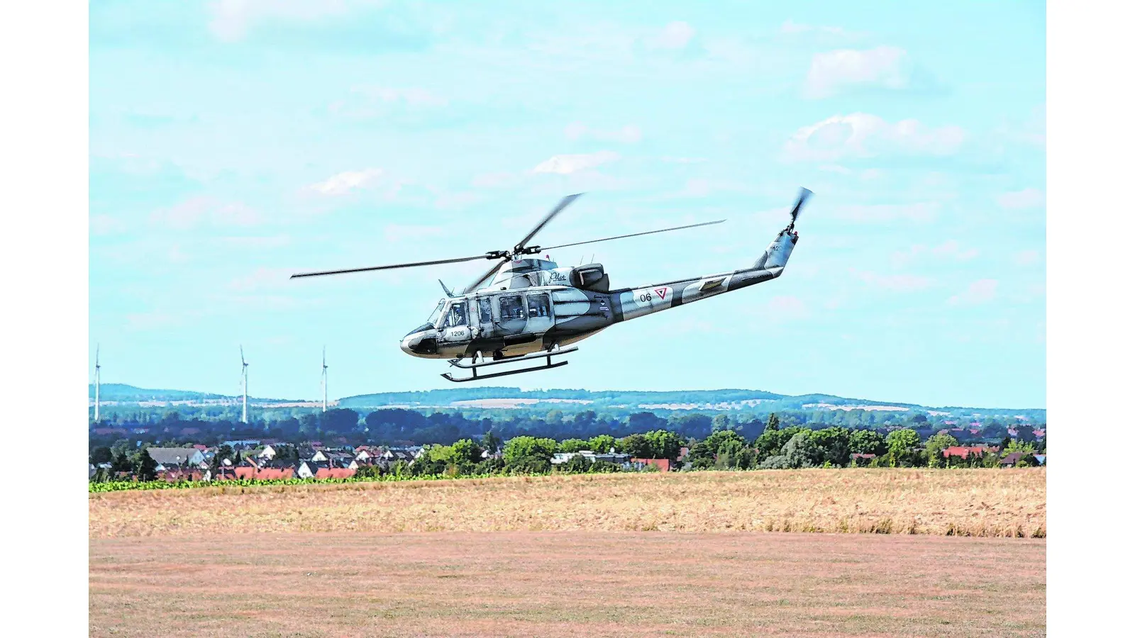 Loopings vor der Deister-Silhouette (Foto: em)