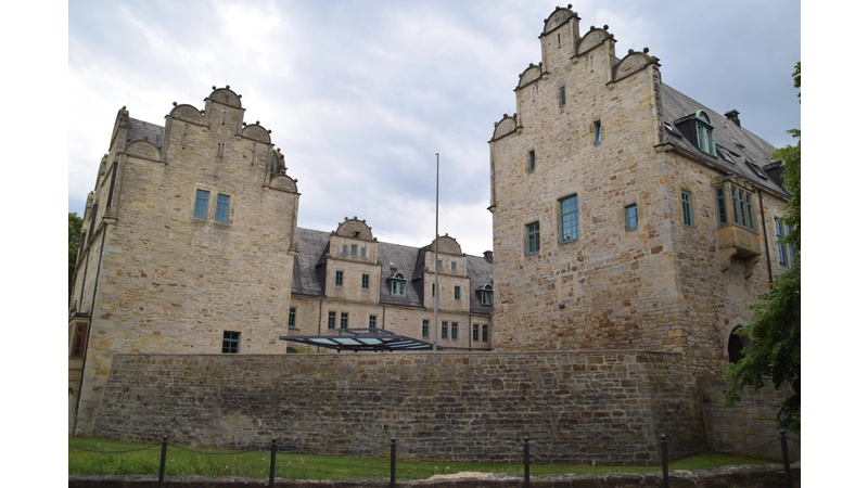 Schon von außen ein beeindruckendes Gebäude - das Stadthäger Schloss. (Foto: ab)