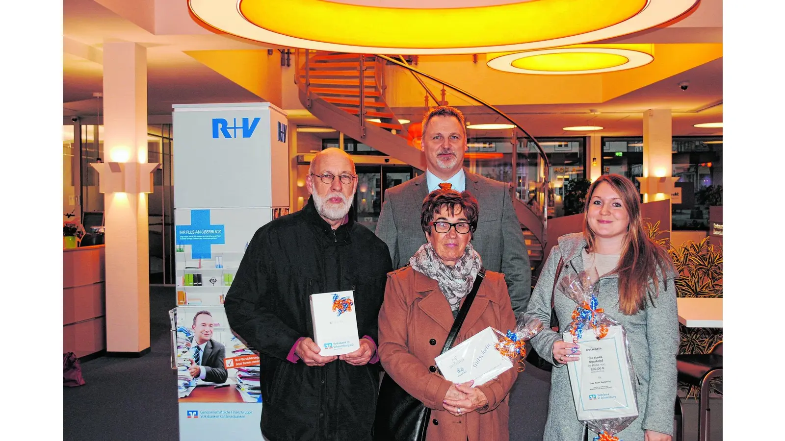 Volksbank in Schaumburg zeichnet Gewinner des Mitgliederherbst-Gewinnspiels aus (Foto: jh)