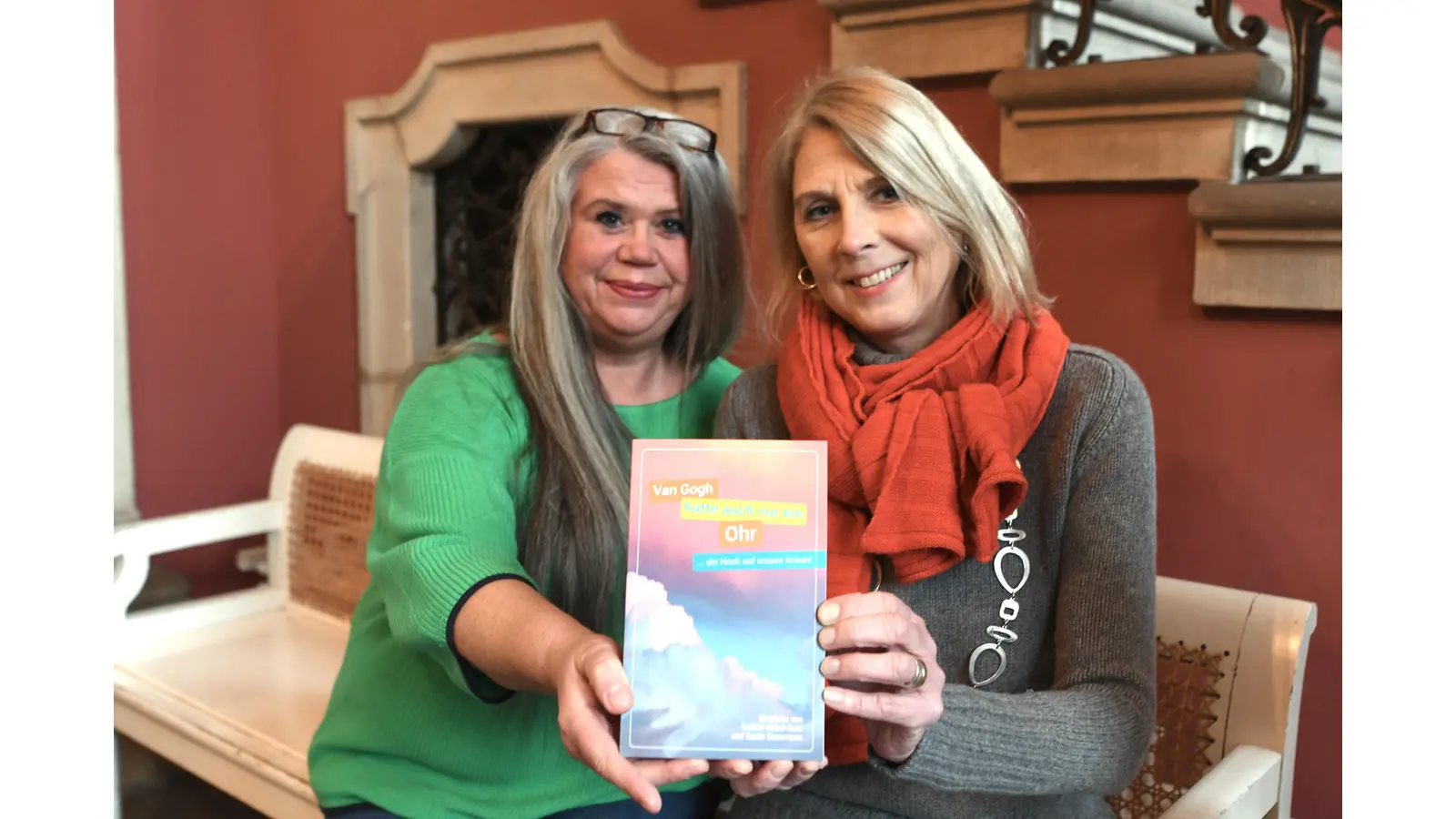 Beate Russmann und Sabine Gäbel-Auer mit ihrem Erstlingswerk. (Foto: nd)