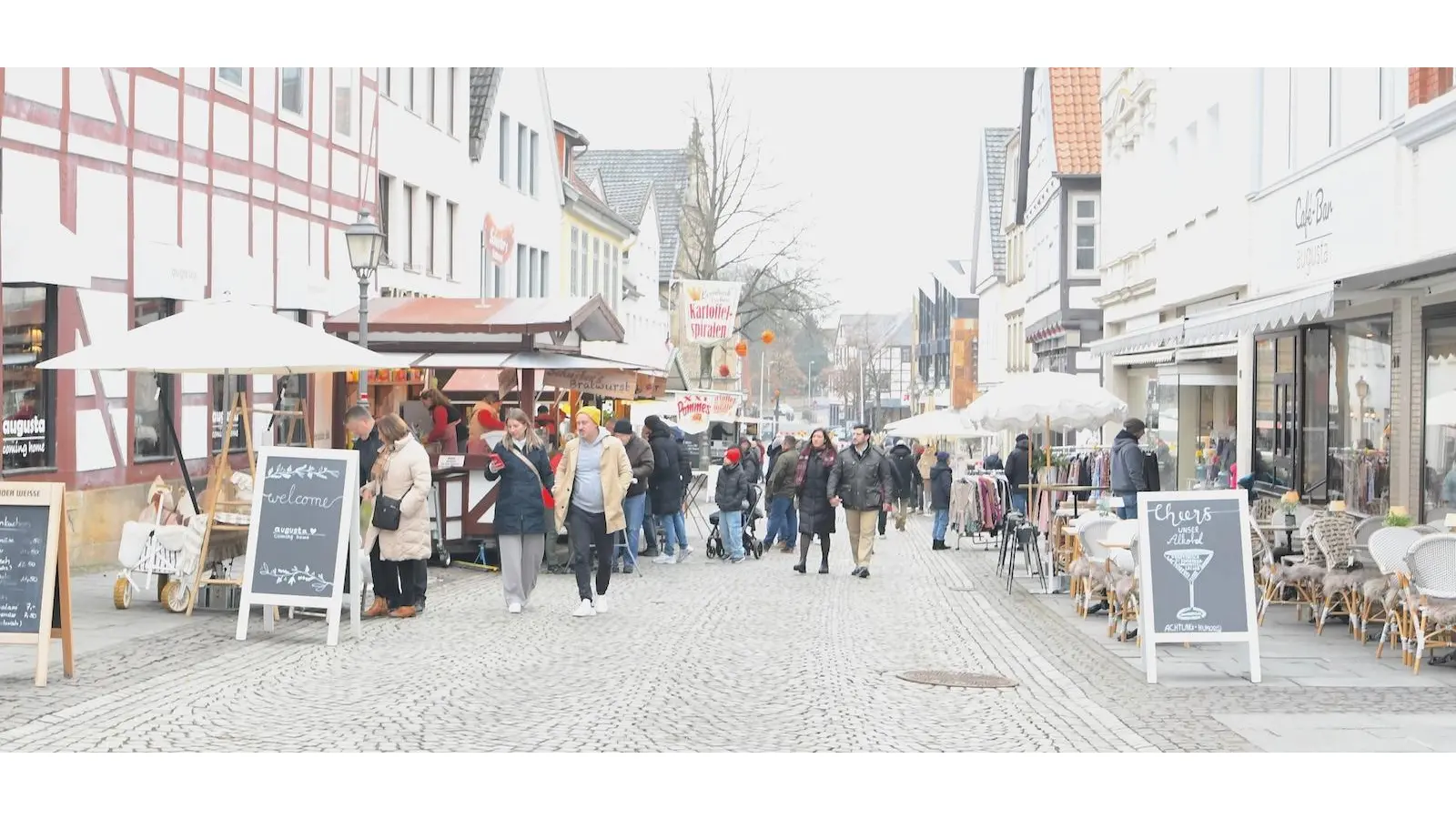 Foodtrucks beim verkaufsoffenen Sonntag im Februar 2026. Schon kurz vor der Ladenöffnung ab 13 Uhr war gut was los in der Innenstadt. (Foto: nd)