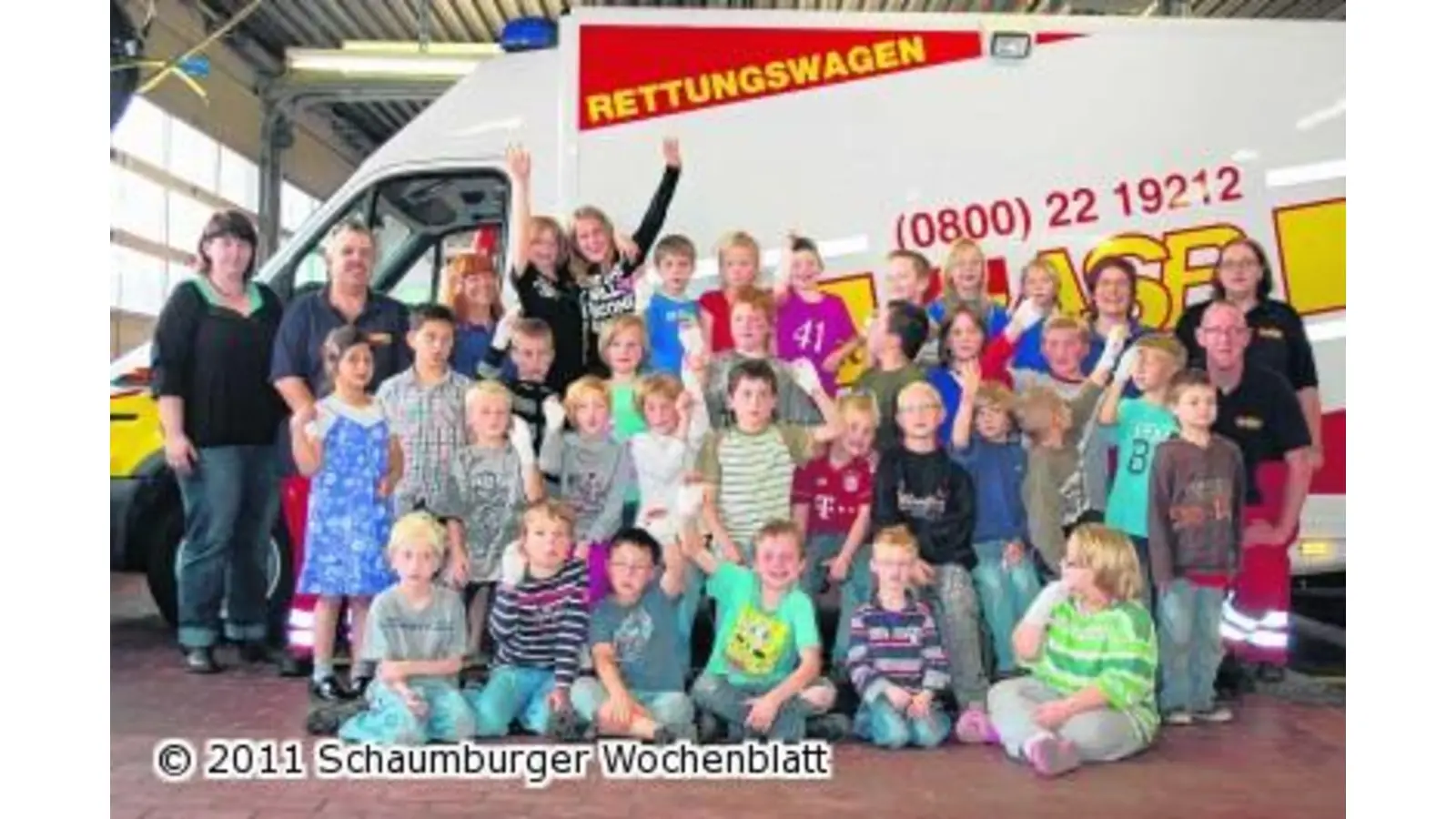 Feuerfüchse bestaunen zwei Rettungswagen (Foto: red)