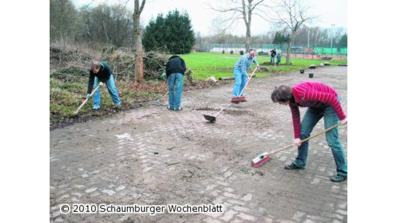 Viele fleißige Helfer im Sportpark (Foto: al)