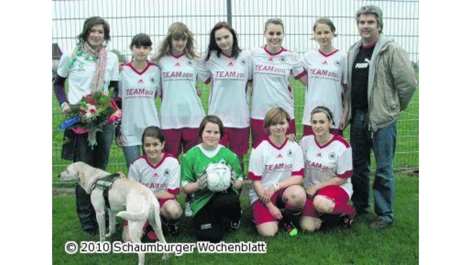 Die TuS Jahn B-Juniorinnen freuen sich über neue Shirts (Foto: red)