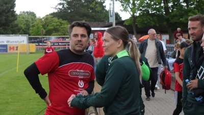 Haben einen Blick für neue Talente: Mitorganisator und Trainer Andreas Kunze (li.) mit Ex-Nationalspielerin Lara Blässe-Dickenmann vom VfL Wolfsburg. (Foto: tau)