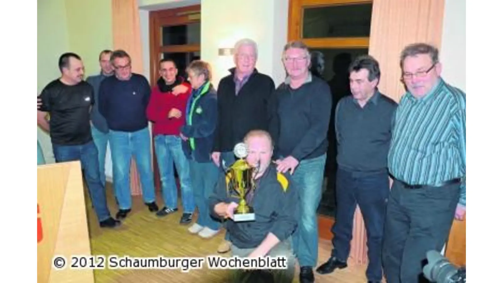 Wuchtiger Pokal für TuS-Thekenmannschaft (Foto: bt)