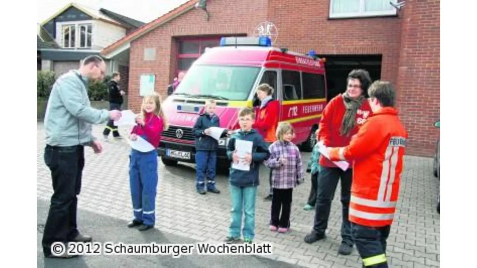 Feuerwehr geht offensiv vor und verteilt Handzettel an die Bürger (Foto: gi)