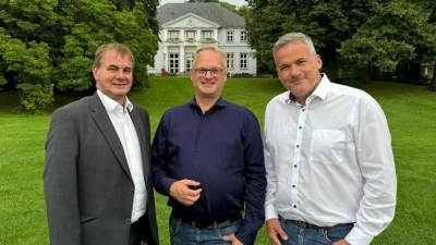 Benjamin Lotz (Mitte) setzt auf enge Zusammenarbeit mit der KurT, stellv. Aufsichtsratsvorsitzender Volker Busse (li.) und Stadtdirektor Mike Schmidt. (Foto: KurT)