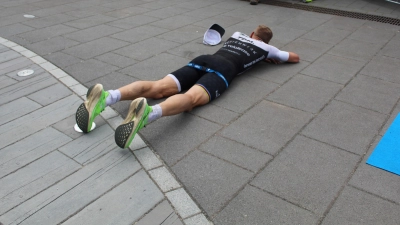 Am Ende seiner Kräfte: Teilnehmer am 1. Steinhuder Meer Triathlon. (Foto: wb)