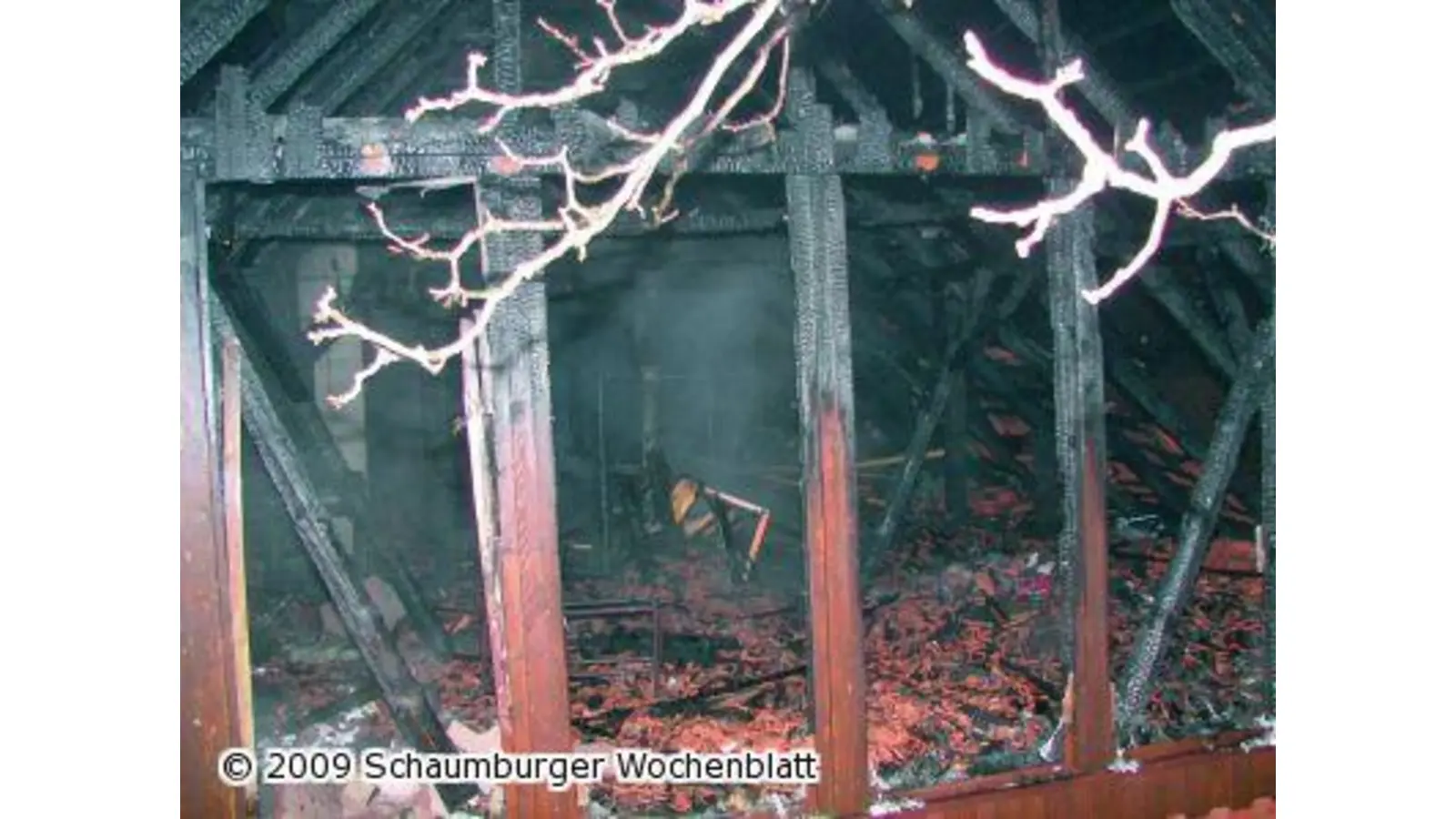 In Minuten zerstören Flammen die Fleißarbeit sieben langer Jahre (Foto: al)