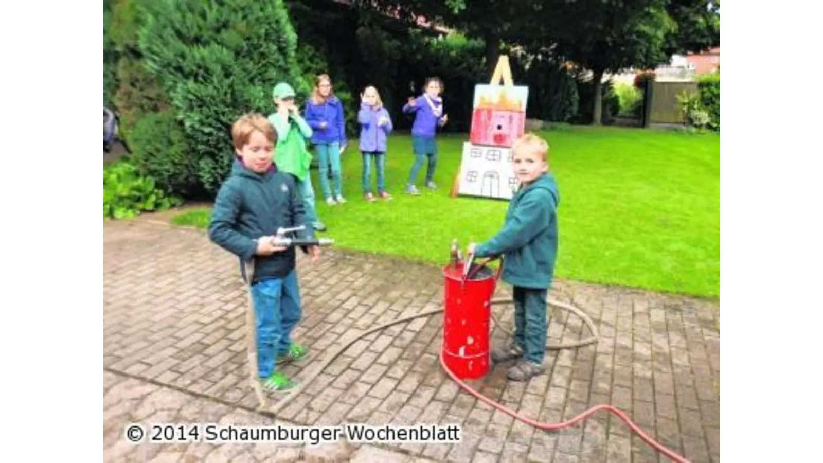 Spaß mit Blaulicht und Pfeil und Bogen (Foto: em)
