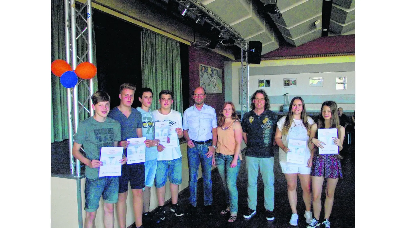 Volksbank überreicht Zertifikate an Schüler (Foto: gr)