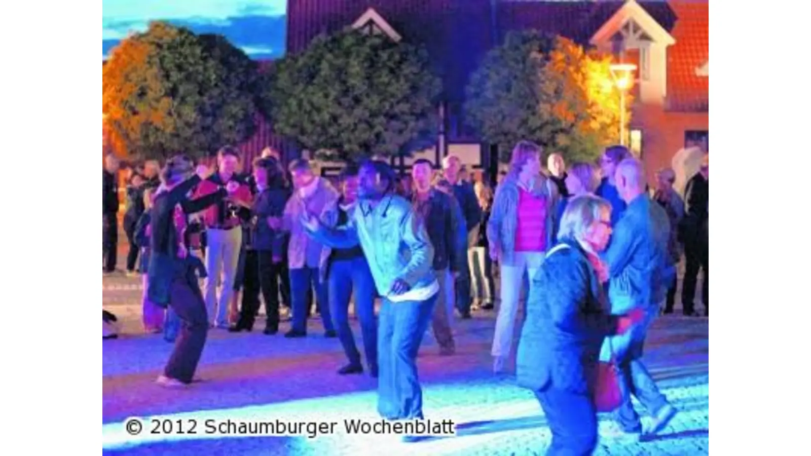 Der Kirchplatz bebt bis zum letzten Ton (Foto: wa)