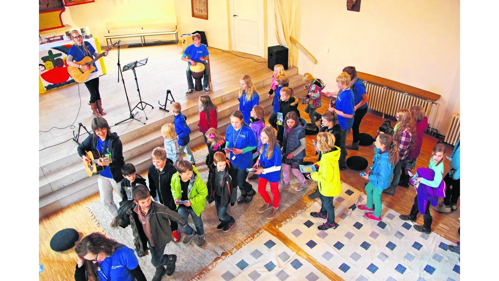 Kinder singen und tanzen in der Rodenberger Kirche (Foto: jl)