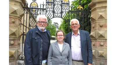 Harald Holle, Dr. Lu Seegers und Hartmut Ahrens geben den Startschuss für die Plattdeutschen Hörgeschichten aus dem Schaumburger Land.  (Foto: nd)
