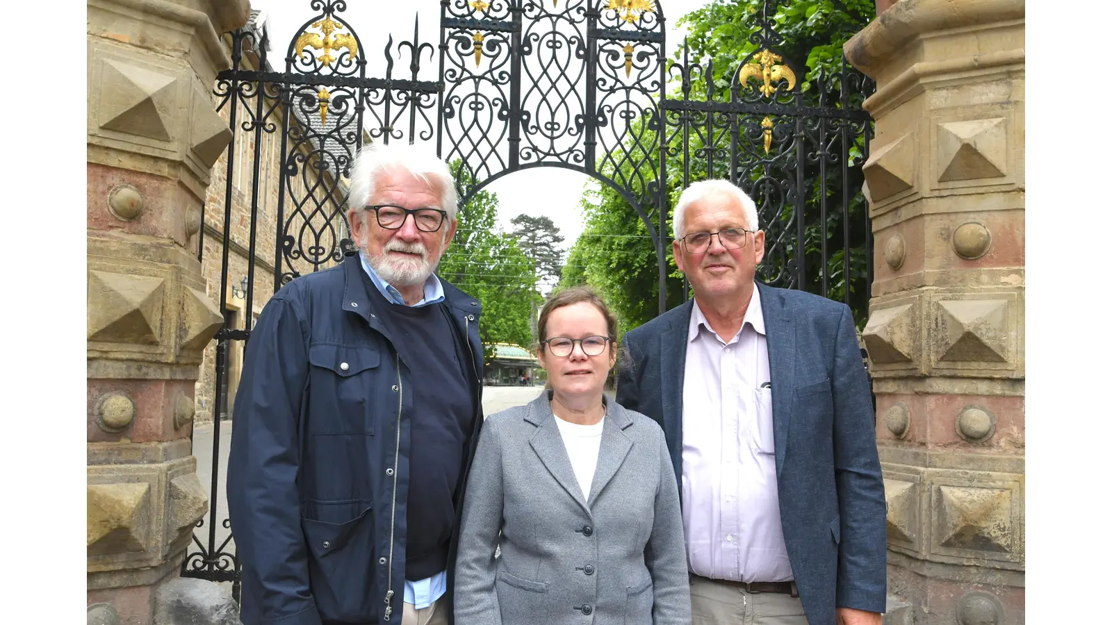 Harald Holle, Dr. Lu Seegers und Hartmut Ahrens geben den Startschuss für die Plattdeutschen Hörgeschichten aus dem Schaumburger Land.  (Foto: nd)