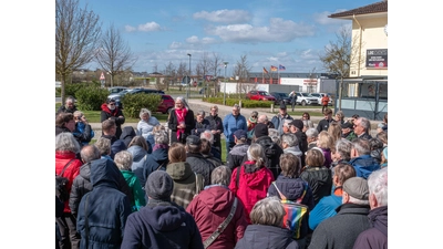 Etwa 200 Interessierte sind zur Eröffnung des Planetenwanderwegs auf den Bahnhofsvorplatz in Bad Nenndorf gekommen (Foto: wk)