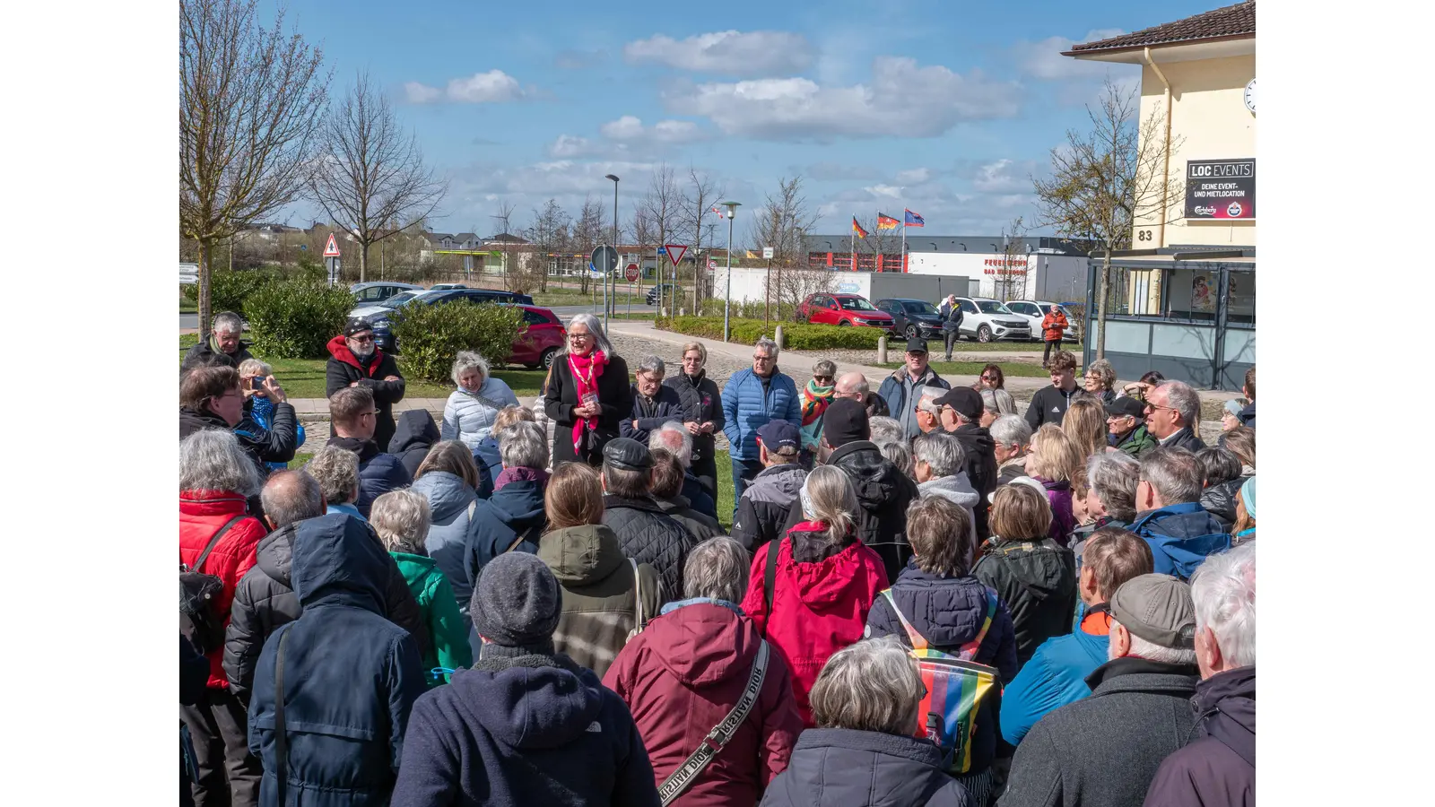 Etwa 200 Interessierte sind zur Eröffnung des Planetenwanderwegs auf den Bahnhofsvorplatz in Bad Nenndorf gekommen (Foto: wk)