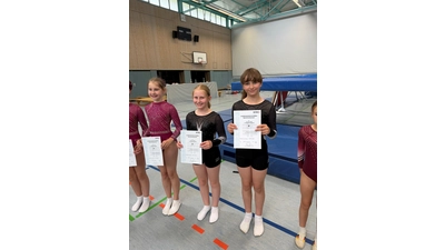 Varvara Bespalova vom VfL Stadthagen und Johanna Preihs vom VfL Grasdorf erreichen bei den Trampolin-Landesmeisterschaften einen starken zwölften Platz.  (Foto: privat)