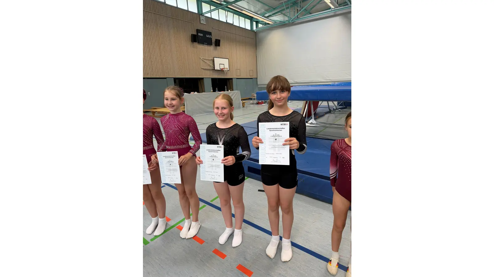 Varvara Bespalova vom VfL Stadthagen und Johanna Preihs vom VfL Grasdorf erreichen bei den Trampolin-Landesmeisterschaften einen starken zwölften Platz.  (Foto: privat)