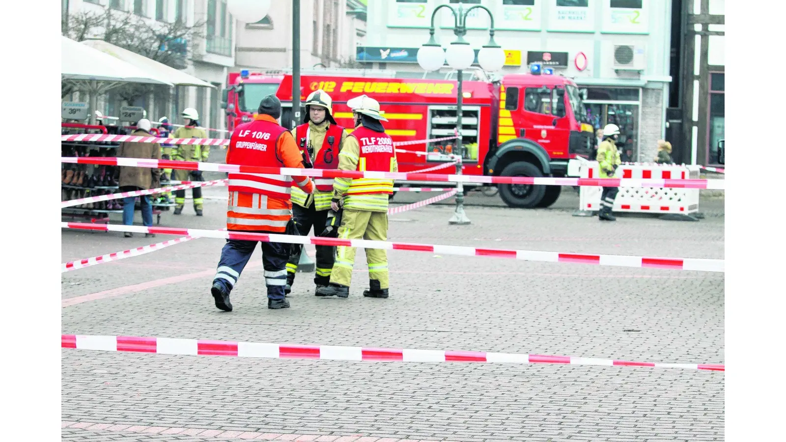 Passanten missachten Absperrungen (Foto: bb)