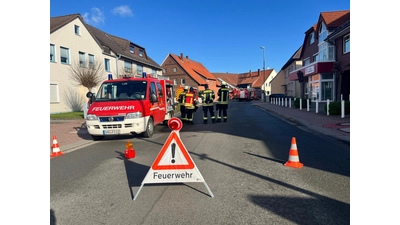 Die Einsatzstelle in der Bahnhofstraße ist abgesperrt. (Foto: nd)