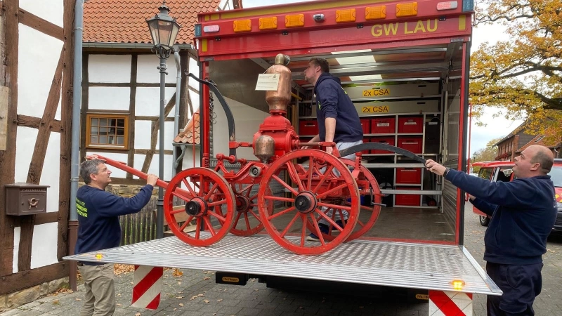 Die historische Handdruckspritze auf dem Weg in die alte Heimat. (Foto: Fleckenmuseum)