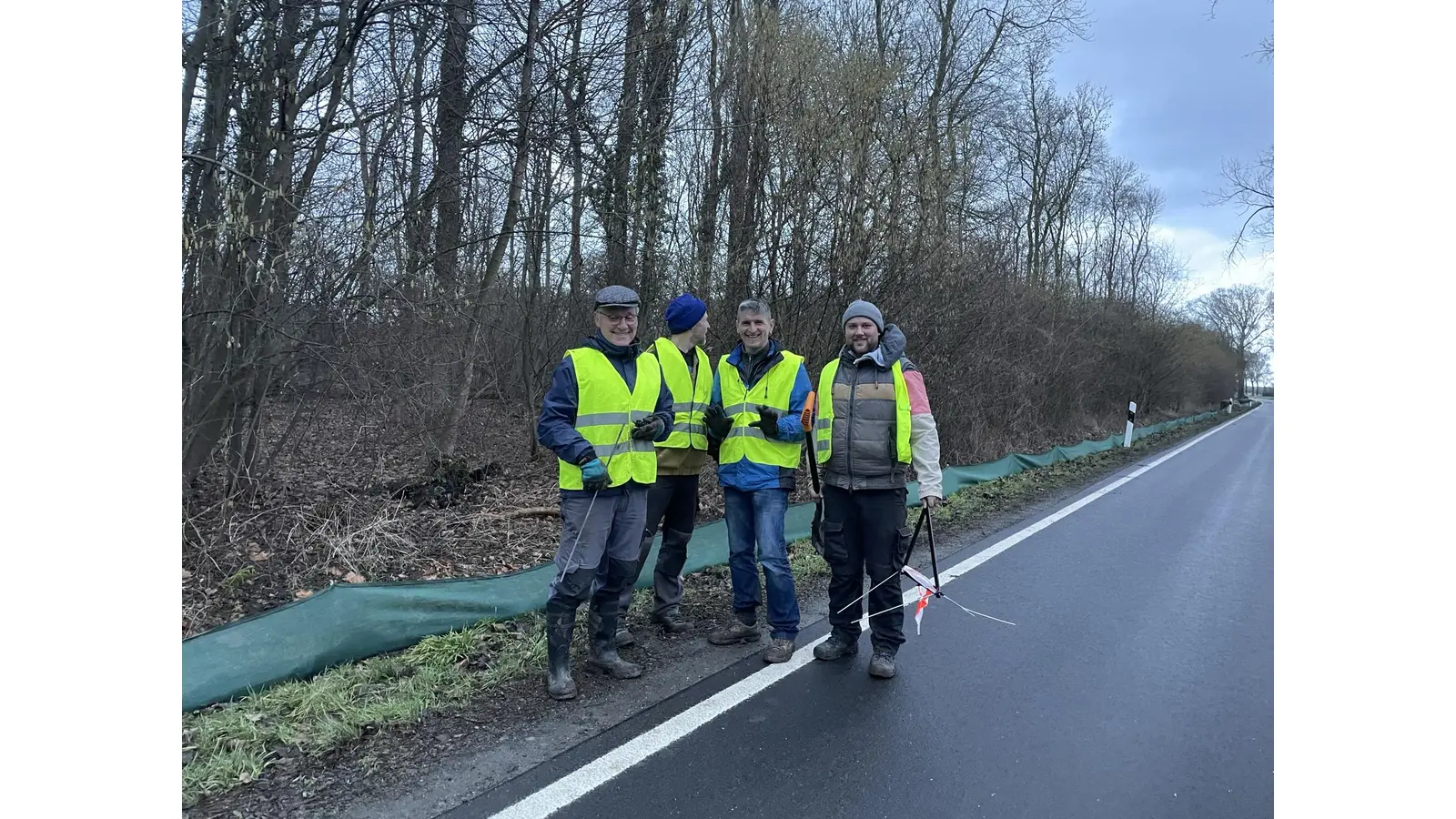 Aktive des Nabu-Lindhorst beim diesjährigen Aufbau des Amphibienschutzzauns (Foto: Nabu-Lindhorst / A.Baudis)