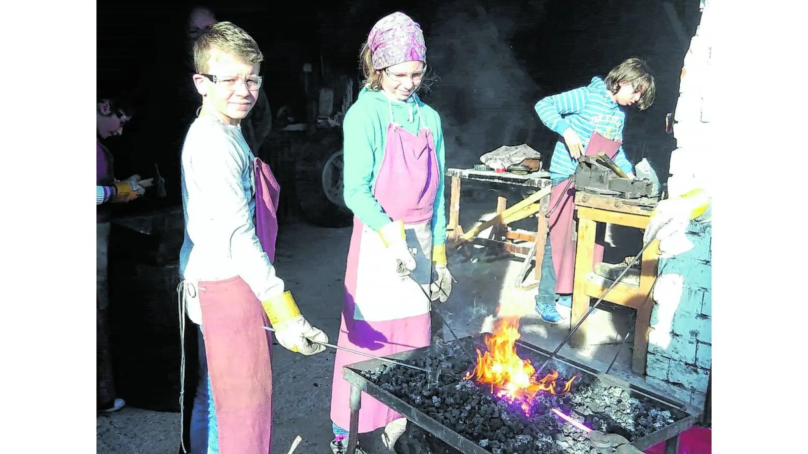 Jugendliche schmieden heißes Eisen (Foto: ste)