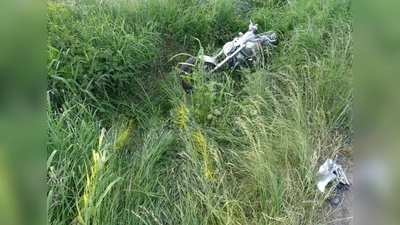 Das zerstörte Motorrad im Seitengraben der L433. (Foto: privat)