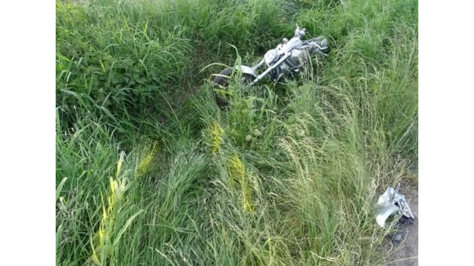 Das zerstörte Motorrad im Seitengraben der L433. (Foto: privat)