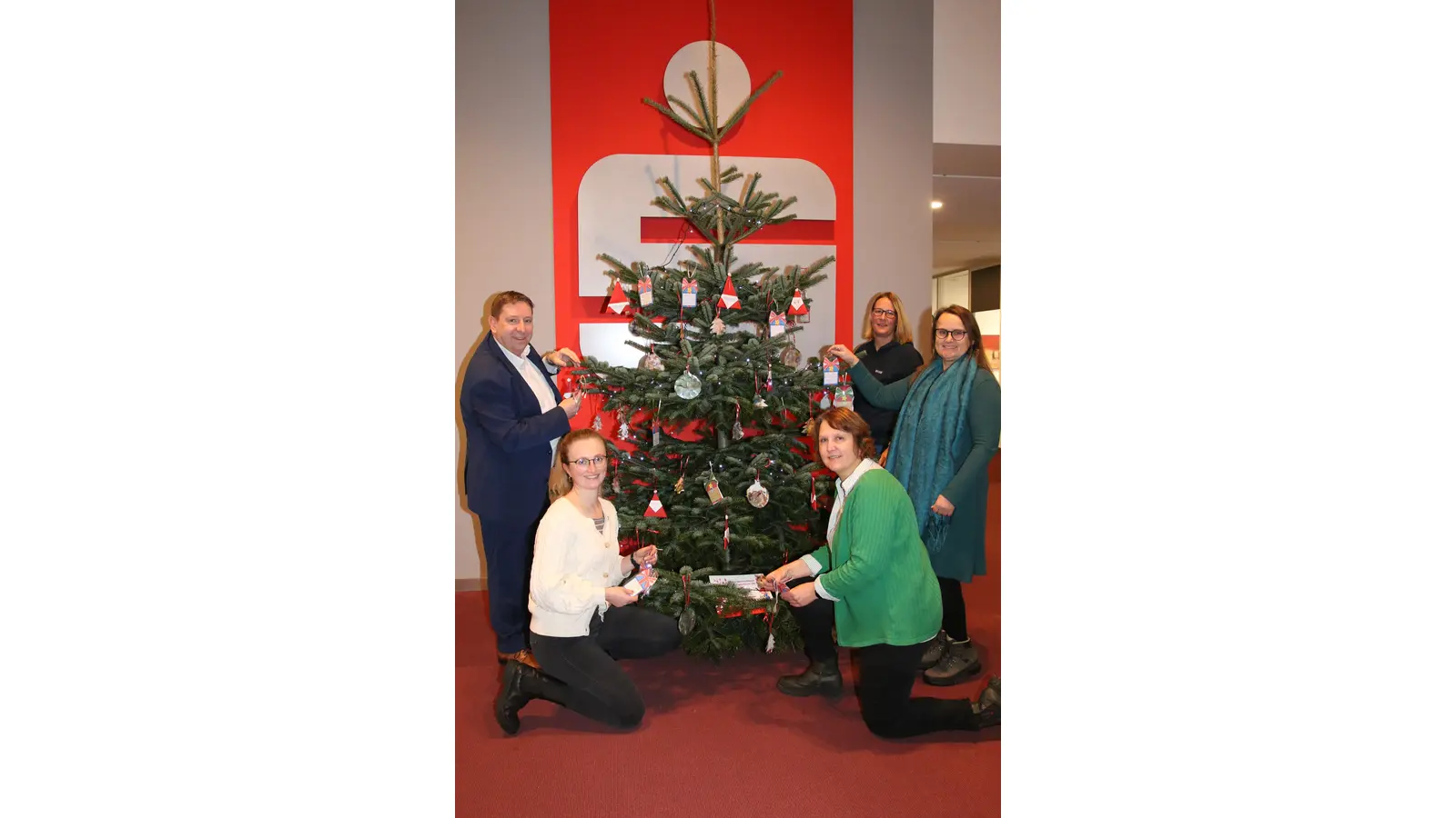 Frank Frevert von der Sparkasse, Sophie Brenneisen, Michaela Becker, Nicole Janisch und Nicole Wehner bestücken den Wunschbaum mit den Anhängern.  (Foto: Borchers, Bastian)