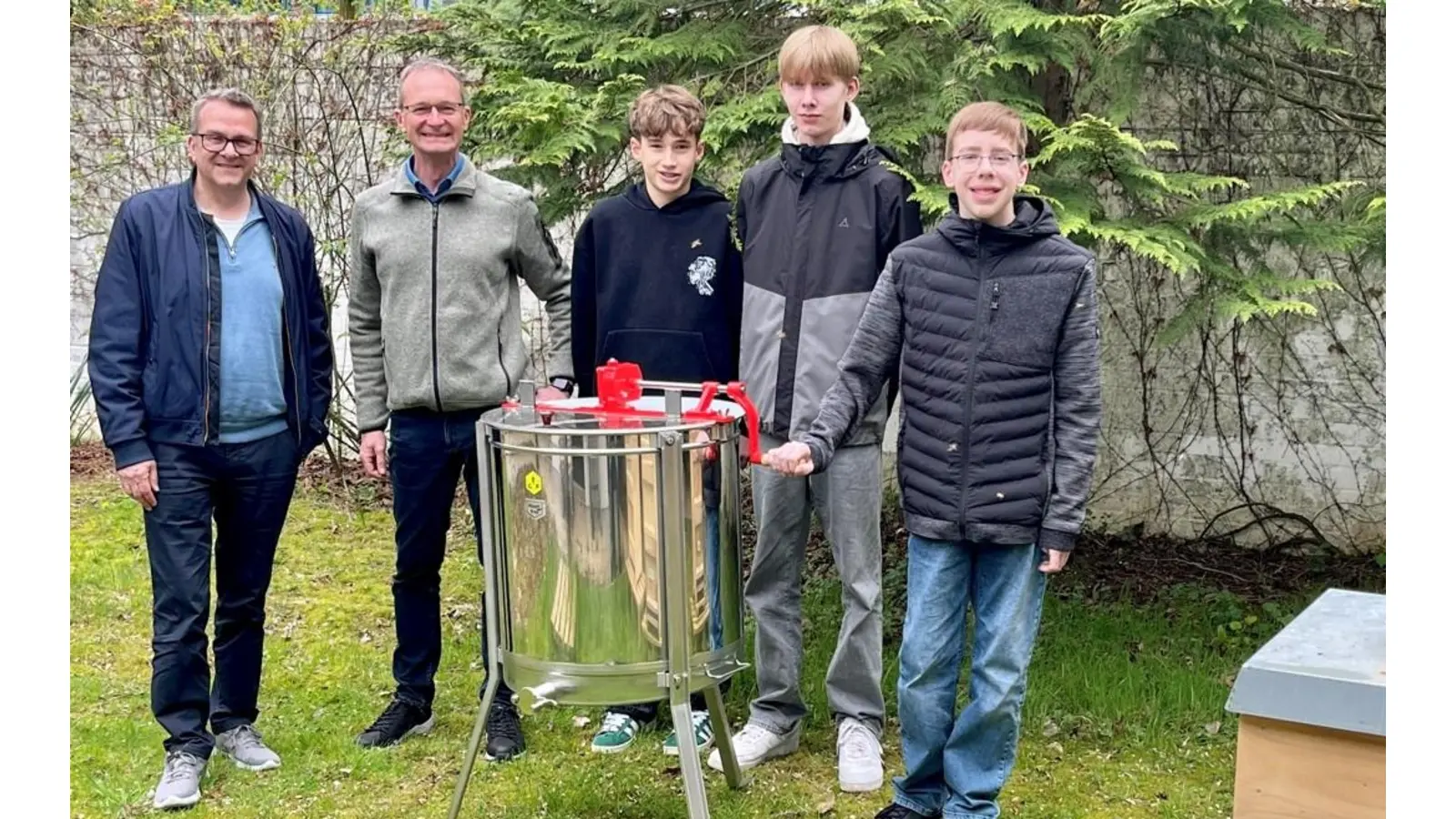 Die Schüler Max Bolte, Mathis Petermann und Leon Wömpner freuen sich mit Schulleiter Daniel Francke und Jörg Nitsche (Leiter der Unternehmenskommunikation der Sparkasse Schaumburg) über die Anschaffung. (Foto: privat)