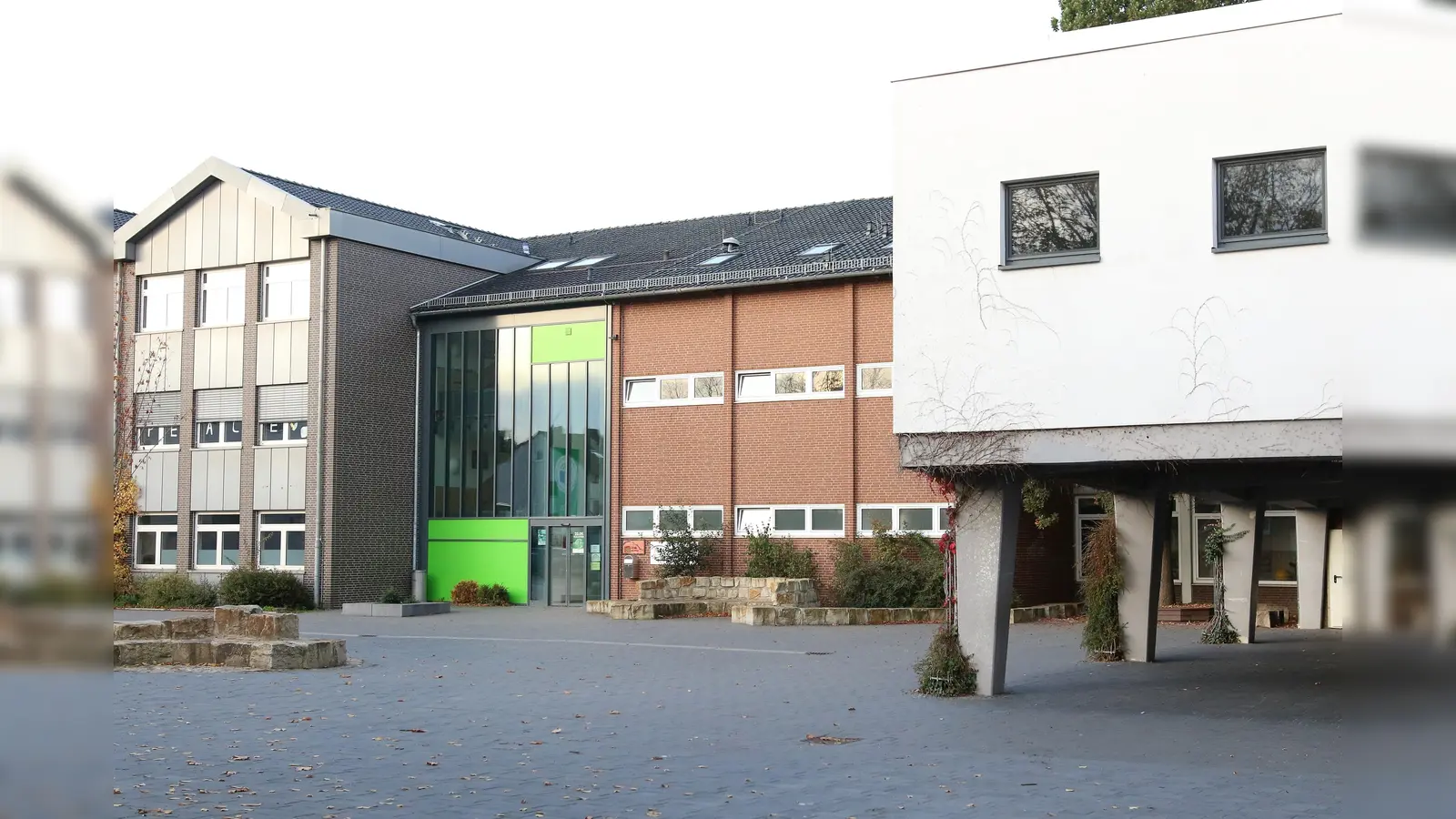 Ein Anbau für drei Klassenräume am Schulstandort in Rodenberg soll zwischen Mensa und Eingang der Förderschule enstehen. Außerdem soll die Mensa leicht versetzt werden.  (Foto: Borchers, Bastian)