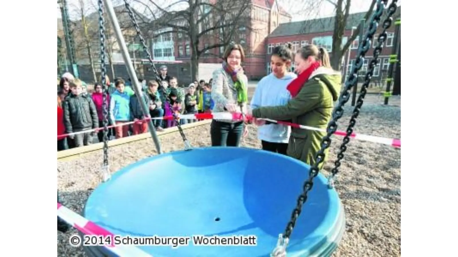 Spielplatz erhält neue Schaukel (Foto: tr)