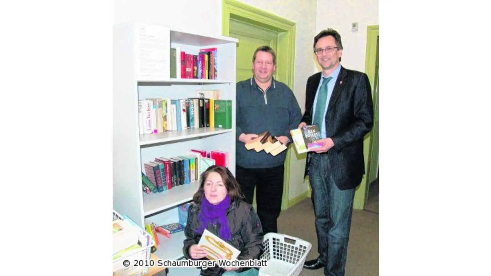 Im Rathaus steht ein offenes Buchregal (Foto: tt)