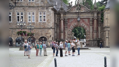 An Samstagen laden die Bückeburger Gästeführer Interessierte ein, auf einem historischen Stadtrundgang das schöne Bückeburg ganz neu zu entdecken.