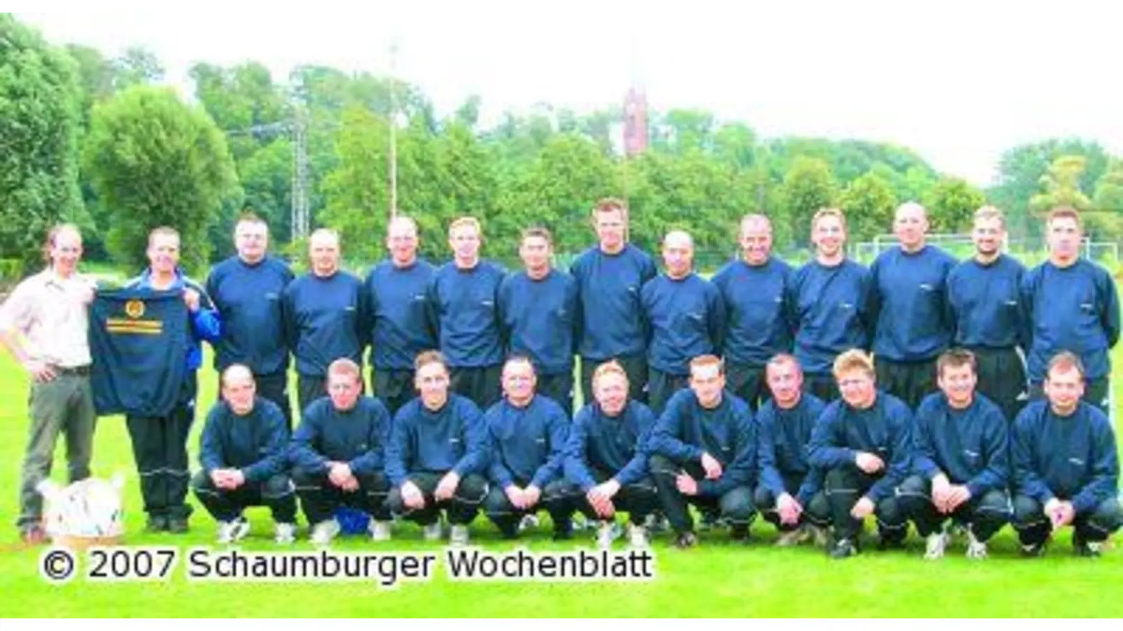 Dohmann-Automobile spendet Aufwärmshirts für die Alte Herren (Foto: ste)