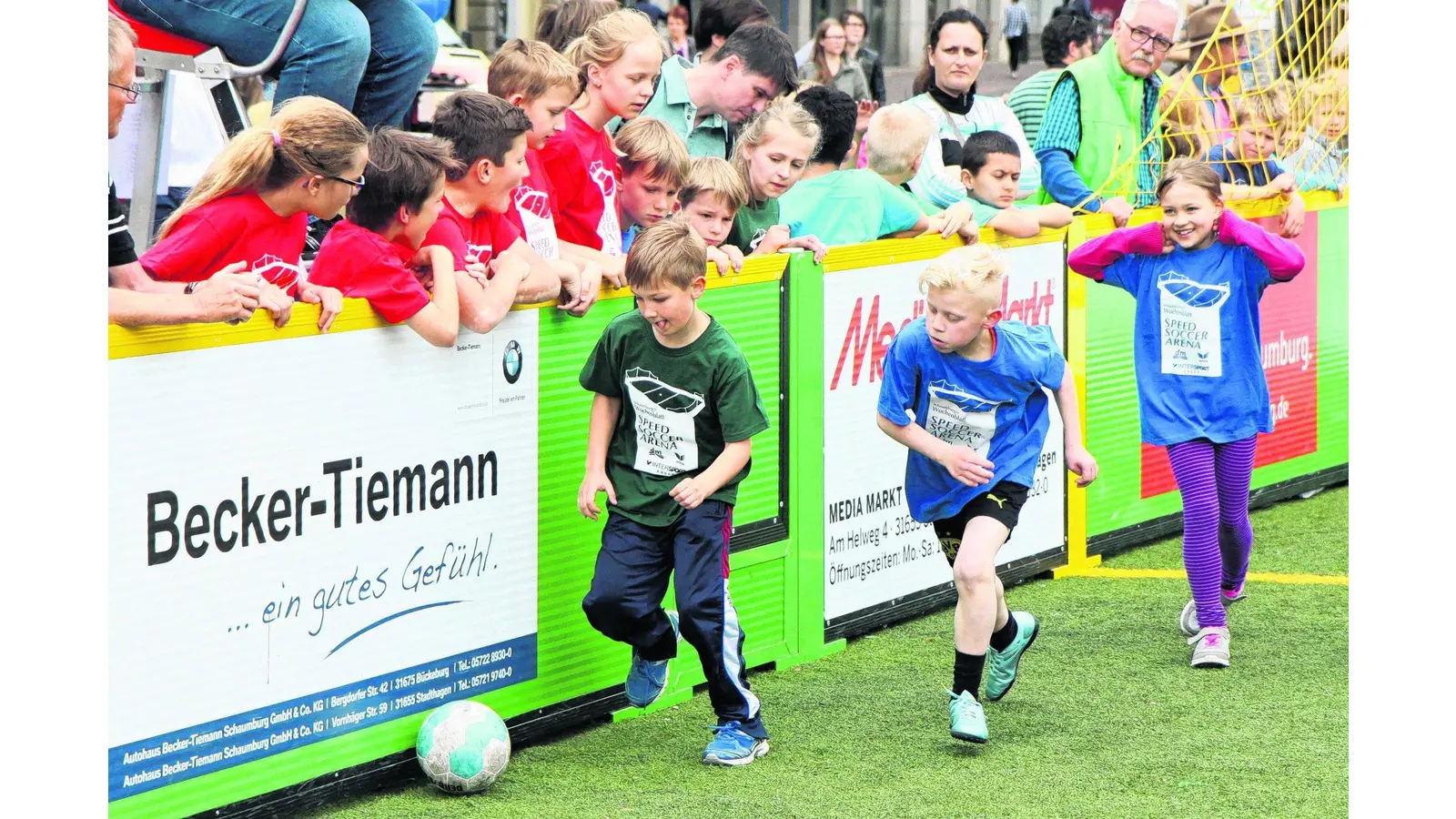 Schüler stürmen durch die Arena (Foto: bb)