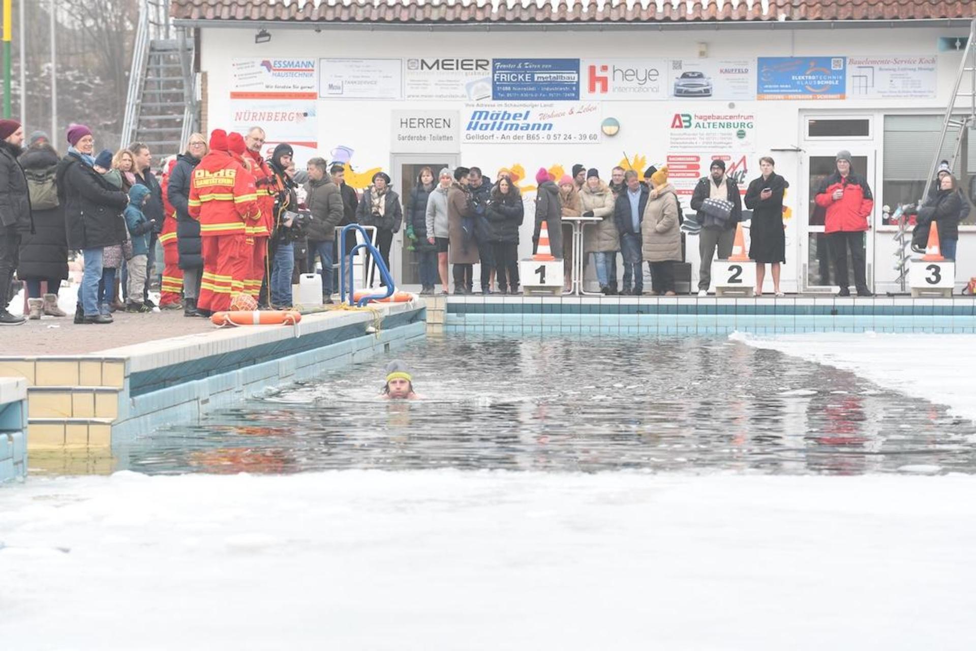 Eisschwimmer erobern das Sonnenbrinkbad. (Foto: nd)