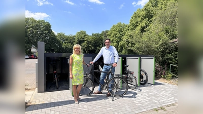 Zwölf neue Fahrradgaragen wurden jetzt von Bürgermeisterin Andrea Lange und GVS Geschäftsführer Ulrich Karl in Betrieb genommen.<br> (Foto: ste)