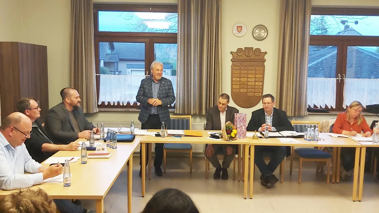 Thomas Wolf (stehend) ist neuer Gemeindedirektor von Hülsede. (Foto: gk)