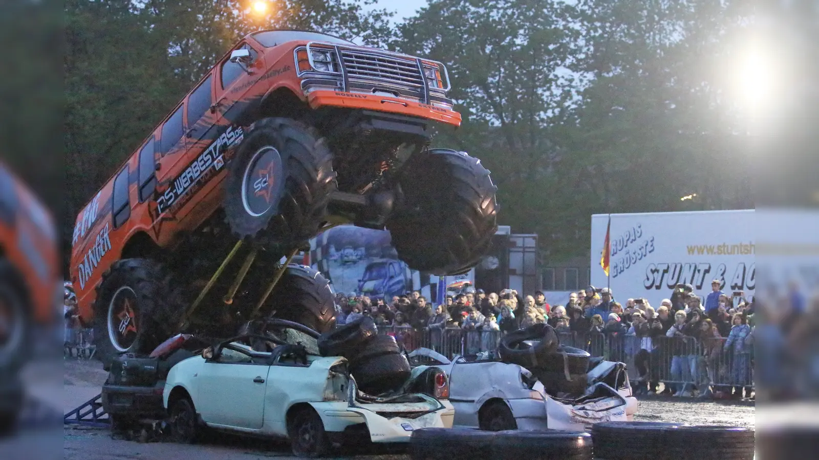 Ein Monstertruck springt über die Altfahrzeuge. (Foto: Borchers, Bastian)