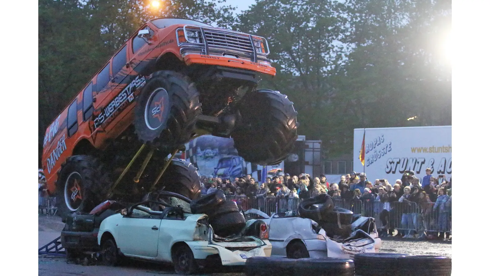 Ein Monstertruck springt über die Altfahrzeuge. (Foto: Borchers, Bastian)