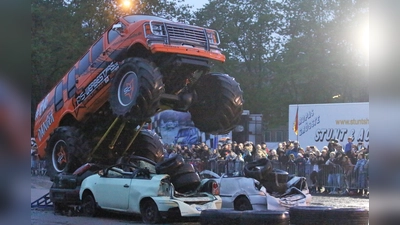 Ein Monstertruck springt über die Altfahrzeuge. (Foto: Borchers, Bastian)