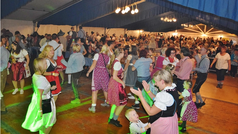 Party Stimmung im Festzelt ist garantiert. (Foto: ste)