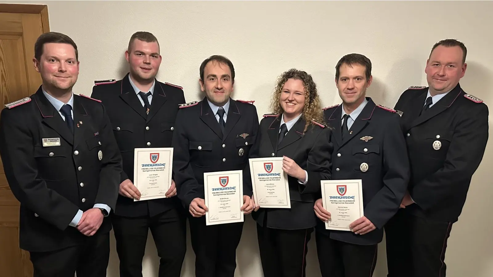 Die Beförderten mit Ortsbrandmeister Sebastian Brand, Leon Grages, Andre Bruns, Laura Bruns, Dennis Heine und der stellvertretende Ortsbrandmeister Tobias Bruns (von links).<br><br>  (Foto: privat)