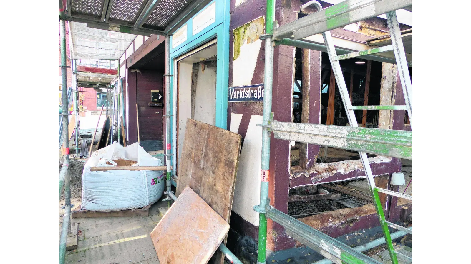 Noch hängen die tragenden Balken in der Luft (Foto: al)